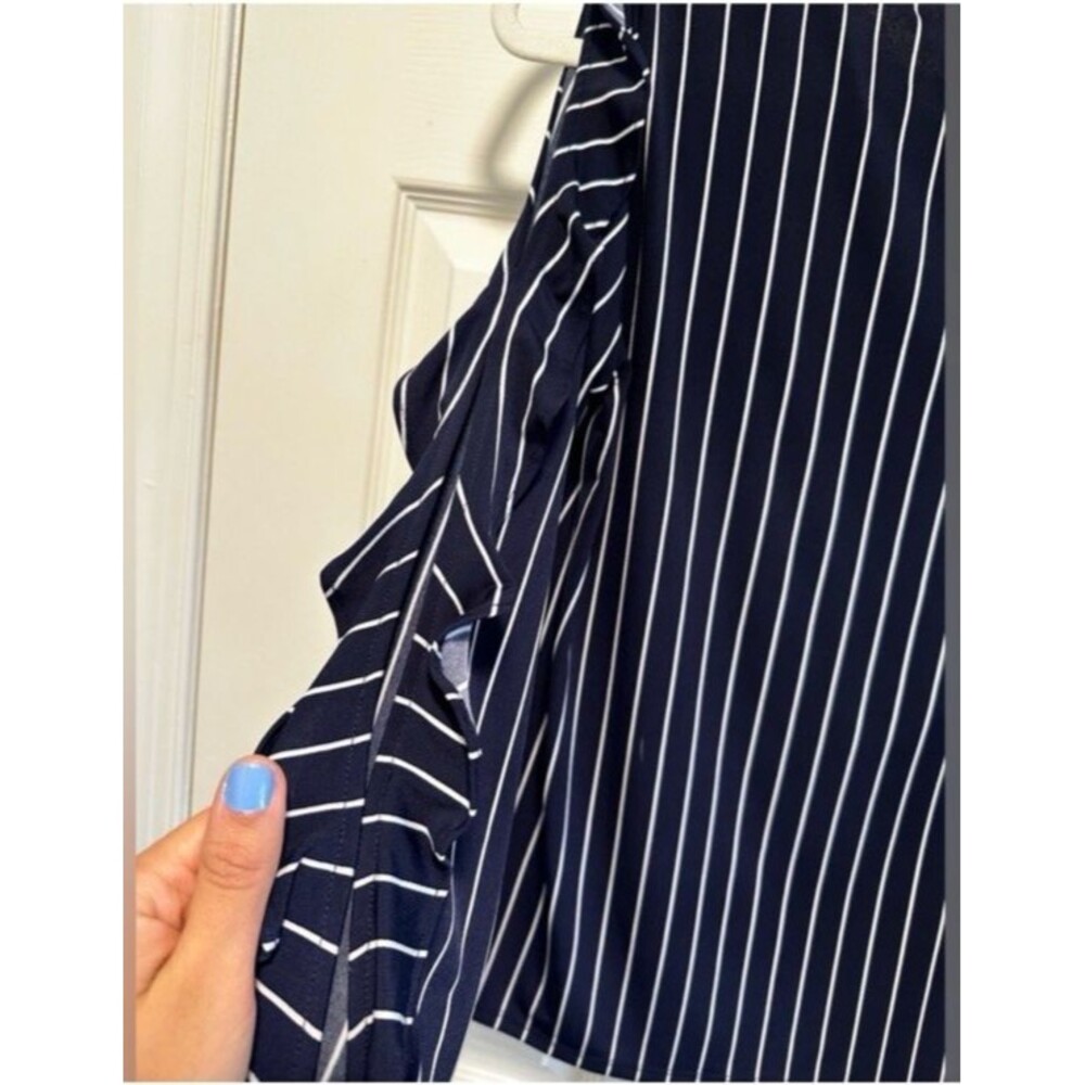 Banana Republic Peek a Boo Cut Out Ruffle Top Blouse Sz M Navy Stripe Stretchy - Picture 6 of 9